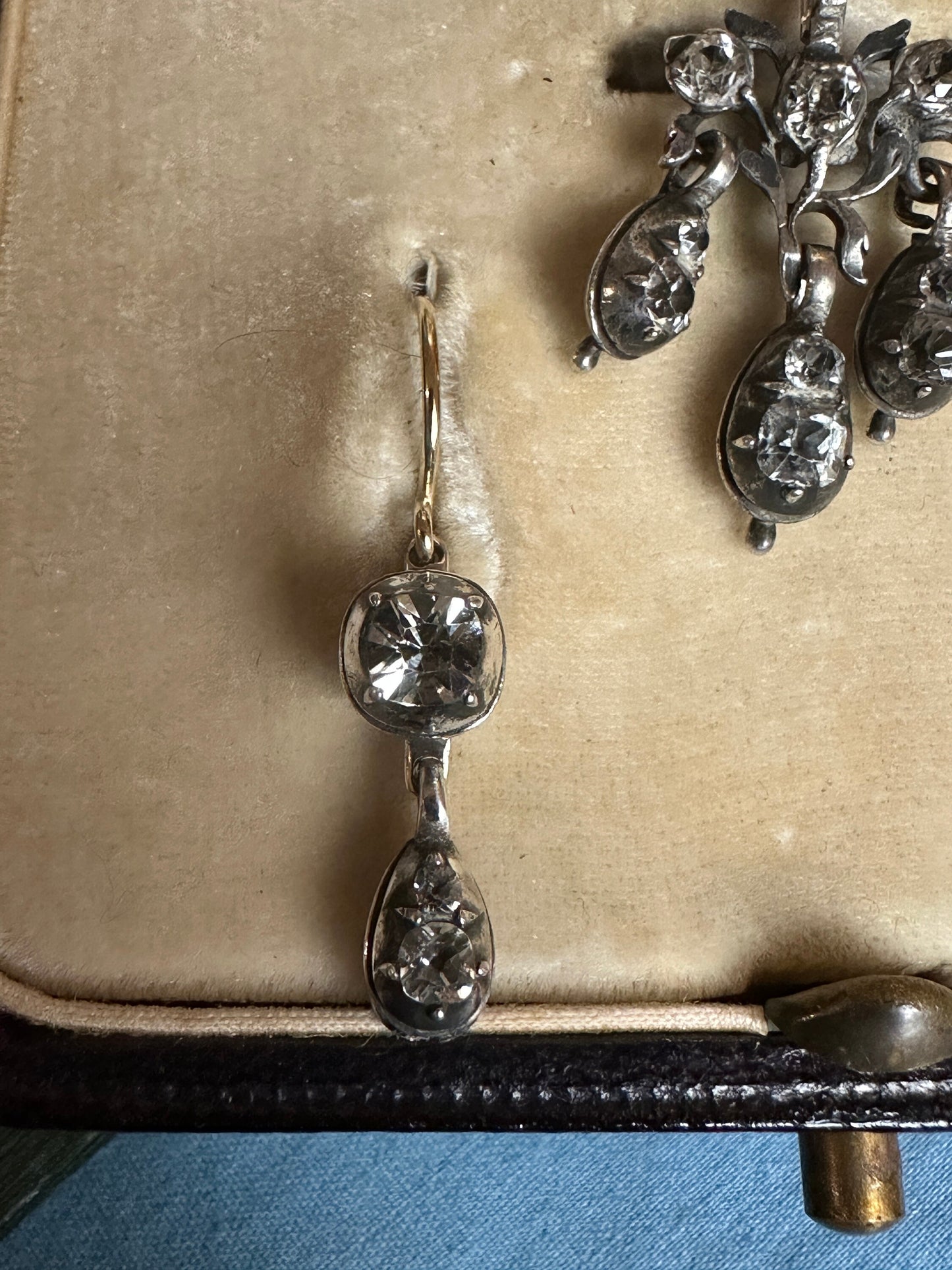Georgian Rock Crystal earrings foiled black dot silver 18k gold french wires suite parure cut-down setting Girandole Antique sur clinquant