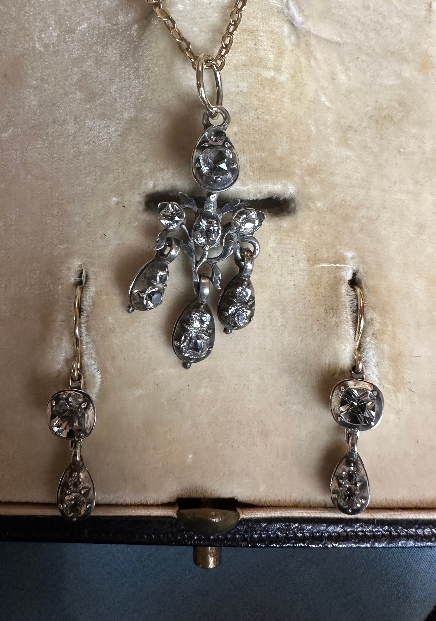 Georgian Rock Crystal earrings foiled black dot silver 18k gold french wires suite parure cut-down setting Girandole Antique sur clinquant