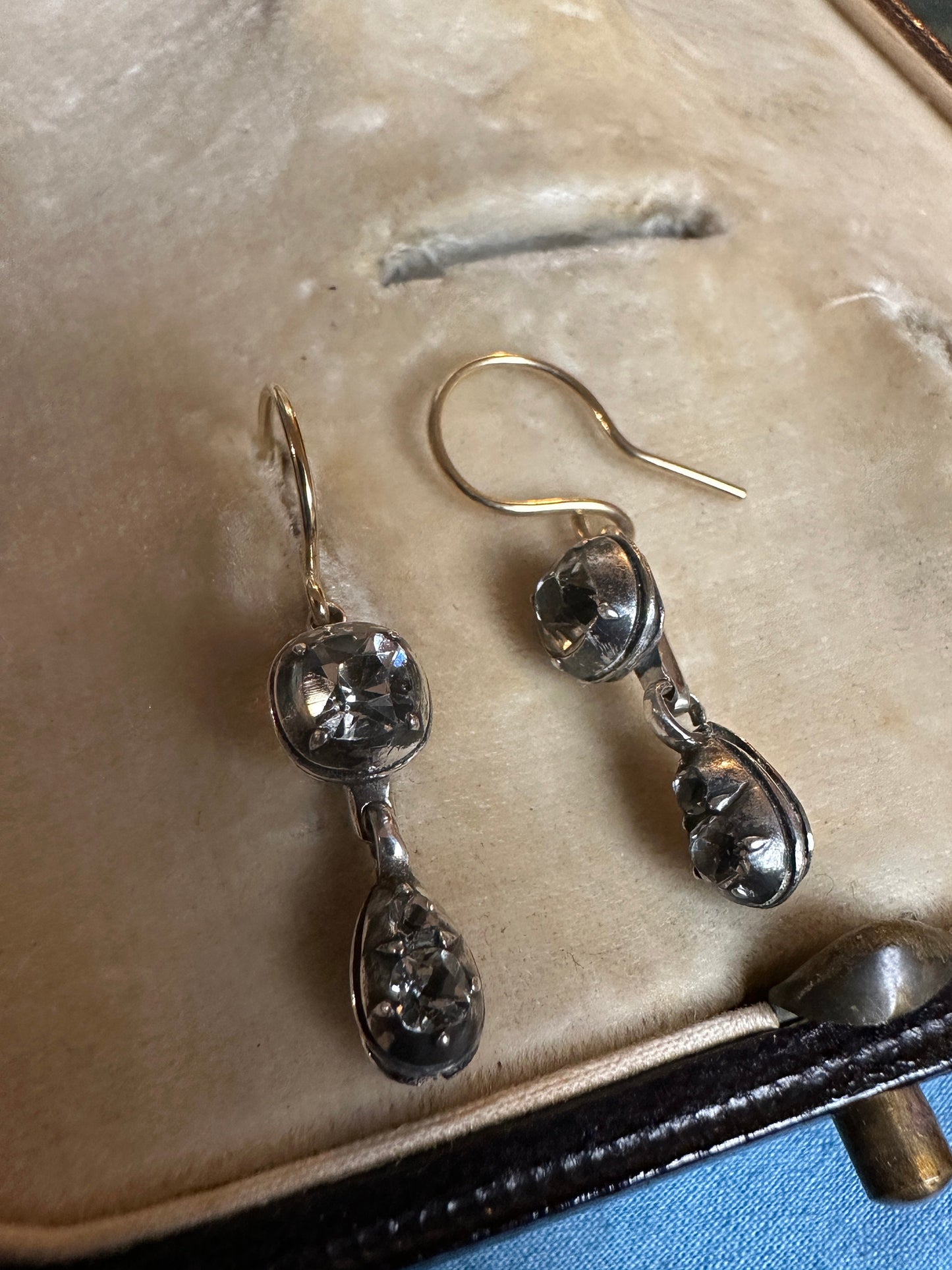 Georgian Rock Crystal earrings foiled black dot silver 18k gold french wires suite parure cut-down setting Girandole Antique sur clinquant